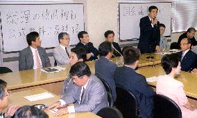 Opinions sharply divided over Koizumi's proposed shrine visit